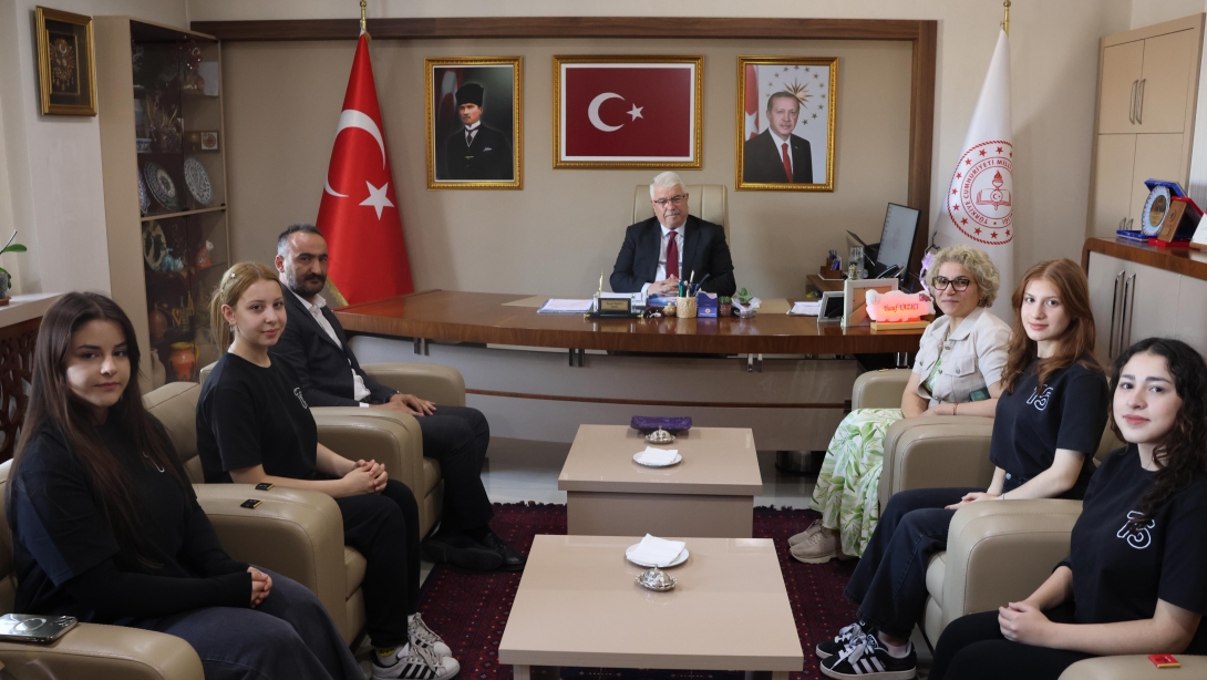 ÖĞRENCİLERİMİZ VE ÖĞRETMENLERİMİZDEN, İL MİLLÎ EĞİTİM MÜDÜRÜMÜZ SAYIN YUSUF YAZICI'YA ZİYARET